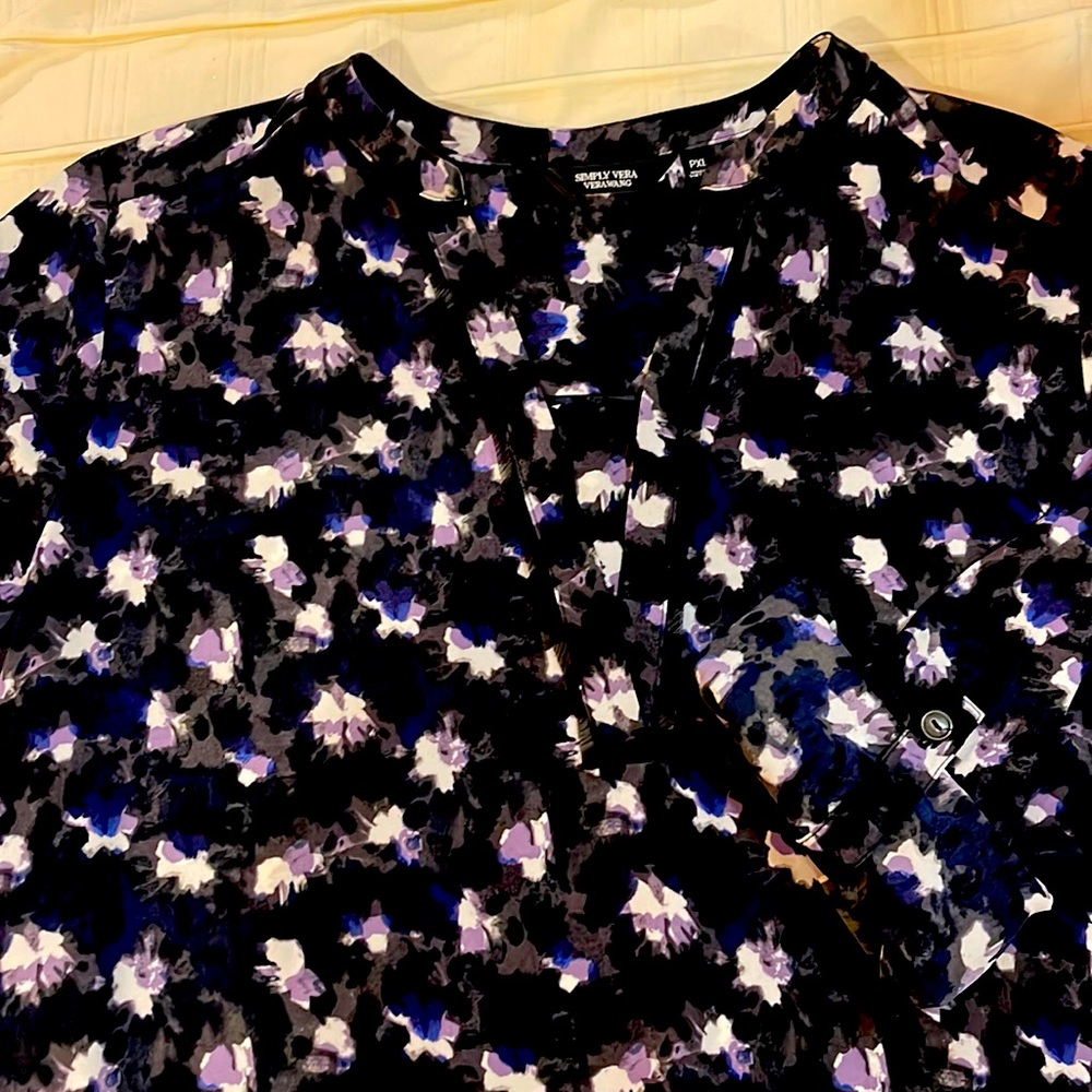 Maximize your style with this women's tunic from Simply Vera Vera Wang.